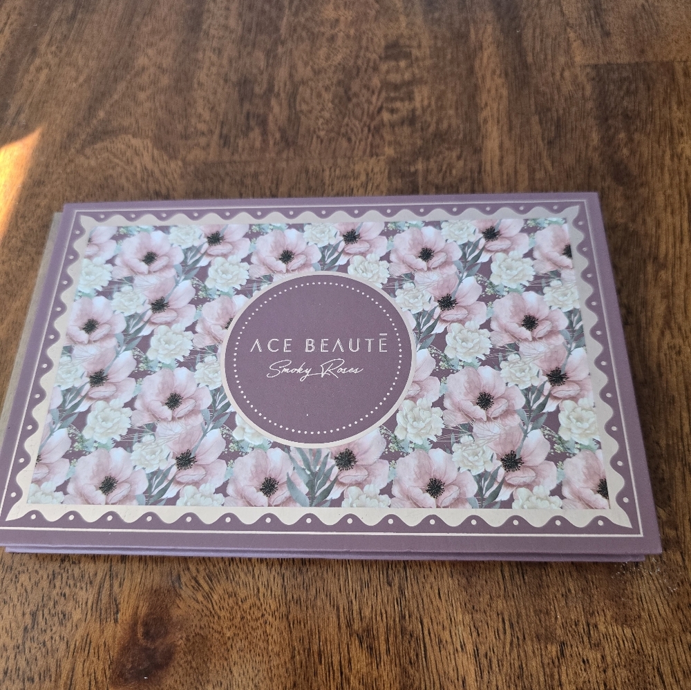 Ace Beauté New Never Used Smokey Roses Eyeshadow Palette